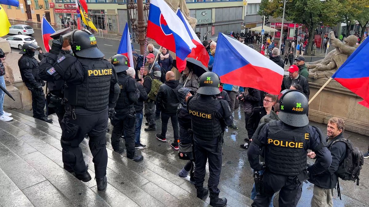 Putin je v pr…, Zelenskyj je v pr…, pokřikovali na sebe demonstranti. Oddělili je těžkooděnci